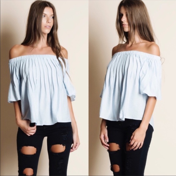 ✨HP 5/2/18✨ off the shoulder top - Picture 2 of 3